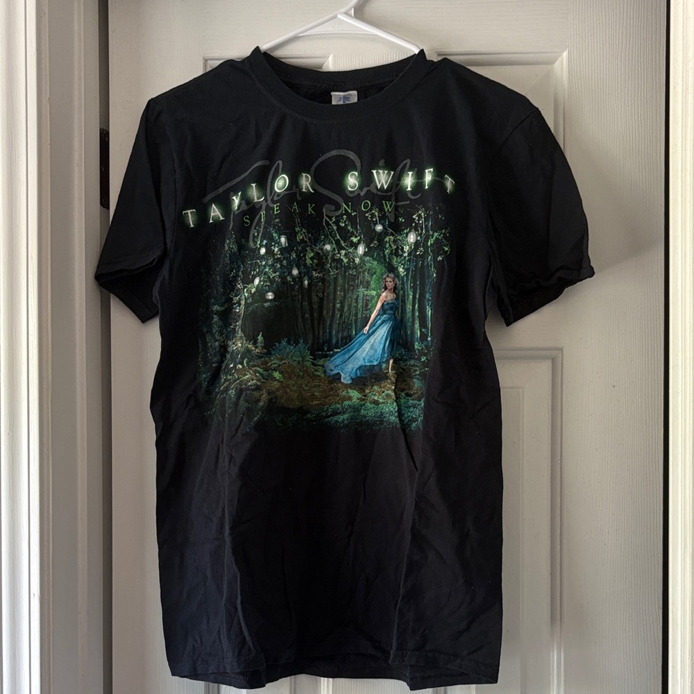 AUTHENTIC TOUR SHIRT: Taylor Swift Black Graphic T-Shirt
